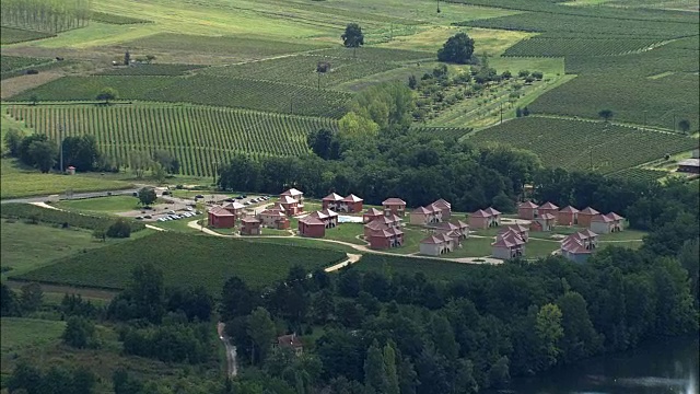 帐篷村-鸟瞰图- Midi-Pyrénées，地段，法国卡奥尔区视频下载