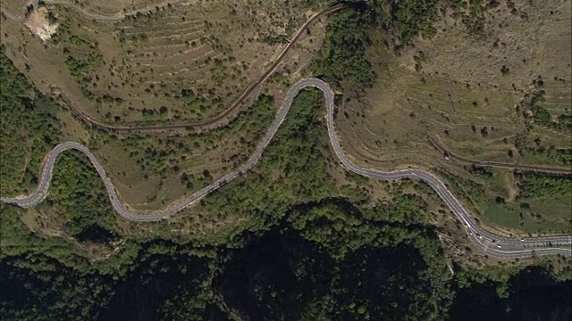 N116通过山谷 - 鸟瞰图 - 朗格多克-鲁西隆，比利牛斯-东方，法国普拉德斯区视频素材