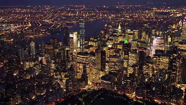 直升机拍摄的夜晚城市天际线。纽约市地标背景视频素材