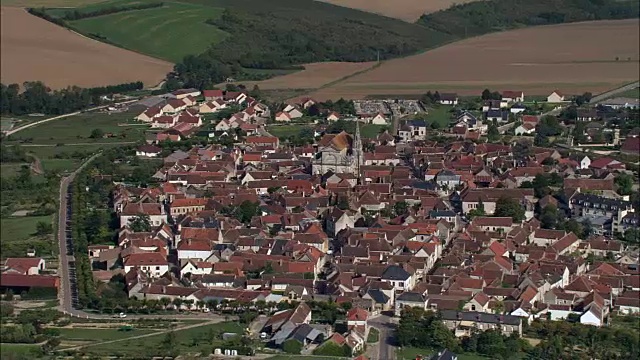 Coulanges-La-Vineuse轰炸View -勃艮第、Yonne d区欧塞尔,法国视频下载