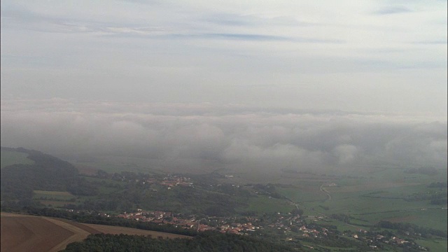 乌尔蒙特附近的低云-鸟瞰图-洛林，默尔特和莫泽尔，南希区，法国视频下载