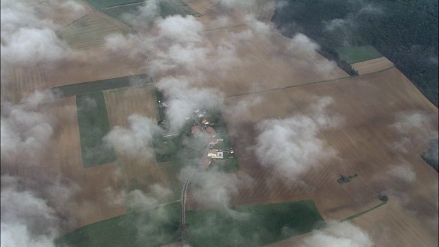 通过破碎的云向下倾斜到Ressaincourt -鸟瞰图-洛林，Meurthe和Moselle，区南希，法国视频下载