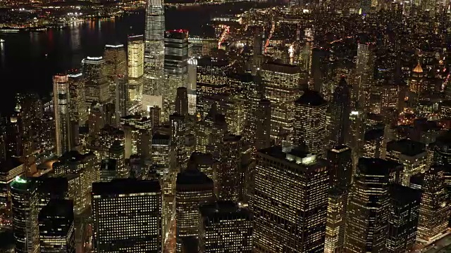 直升机拍摄的城市景观大都市天际线。纽约市夜间鸟瞰图视频素材