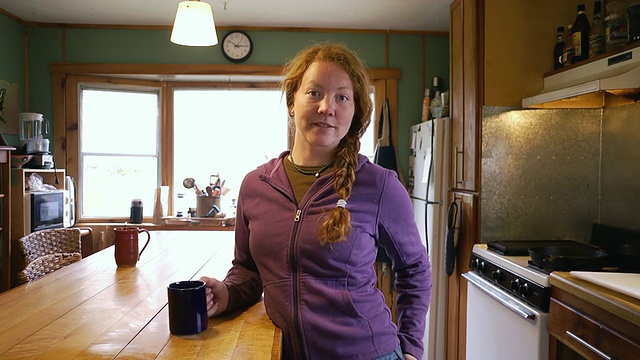 MS SLO MO:年轻朴实的女人拿着咖啡杯，目光移开/查塔姆，密歇根州，美国视频下载