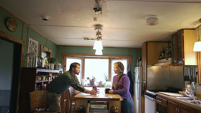 MS SLO MO在美国密歇根州查塔姆拍摄的一对有机农场夫妇在早上喝咖啡和讨论视频素材