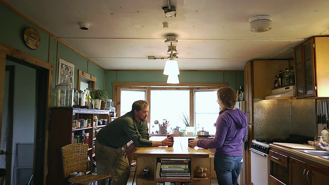 MS SLO MO在美国密歇根州查塔姆拍摄的一对有机农场夫妇在早上喝咖啡和讨论视频素材