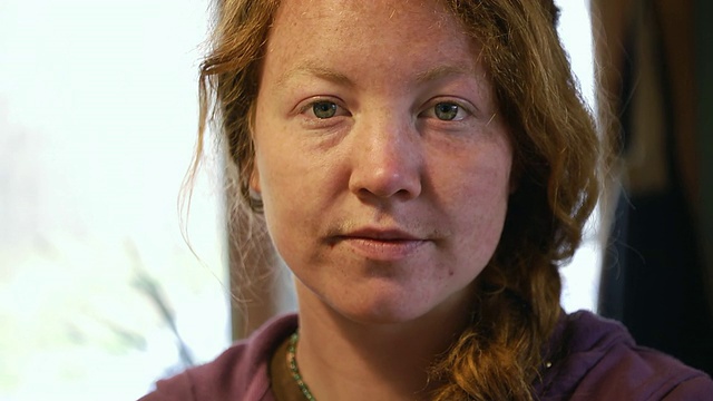 CU SLO MO:一名长着雀斑的年轻女子喝咖啡的照片/查塔姆，密歇根州，美国视频下载