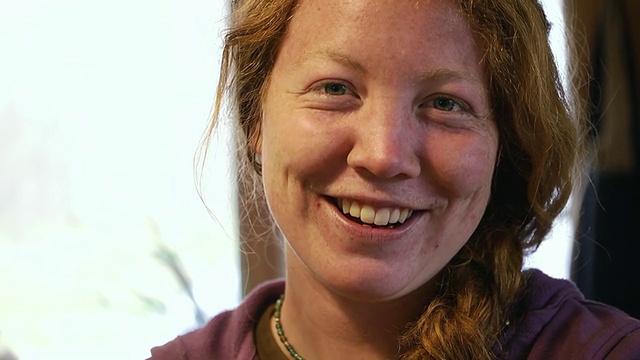 CU SLO MO年轻红发女子大笑的照片/查塔姆，密歇根州，美国视频素材