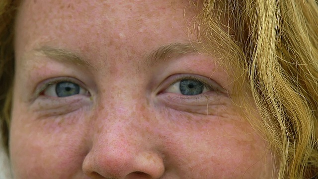 ECU SLO MO一名有着蓝眼睛和雀斑的年轻女子的照片/查塔姆，密歇根州，美国视频素材