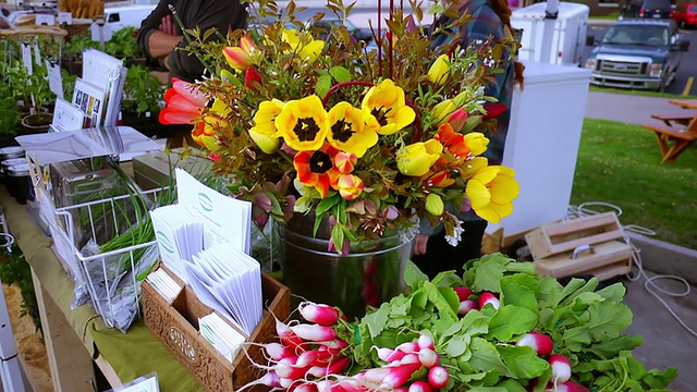 MS SLO MO在美国密歇根州查塔姆市的鲜花市场拍摄新鲜农产品(萝卜)视频下载