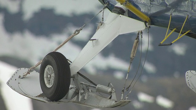 这是Sheldon Air Beaver飞机在飞往美国阿拉斯加德纳里途中起落架起落架的照片视频下载