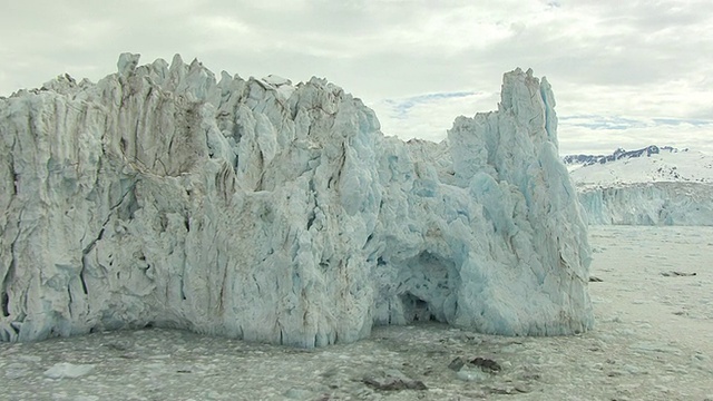 美国阿拉斯加州哥伦比亚冰川脚下的冰山视频下载