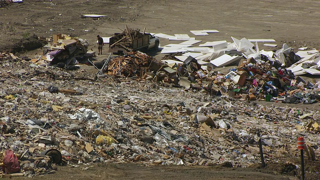 美国南达科他州苏福尔斯市，一堆垃圾和一名男子一起从卡车上倾倒垃圾视频素材
