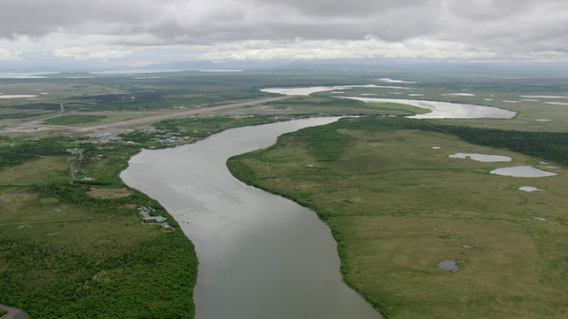 纳克内克河的WS鸟瞰图/阿拉斯加，美国视频素材