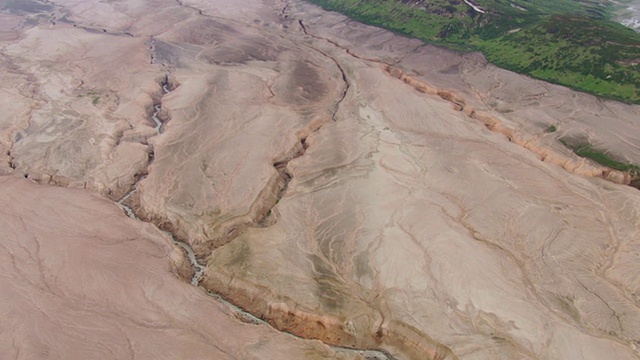 wws航拍TU视图的尤卡克河谷底在山谷一万烟整个山谷地区的山Ikagluik /阿拉斯加，美国视频下载