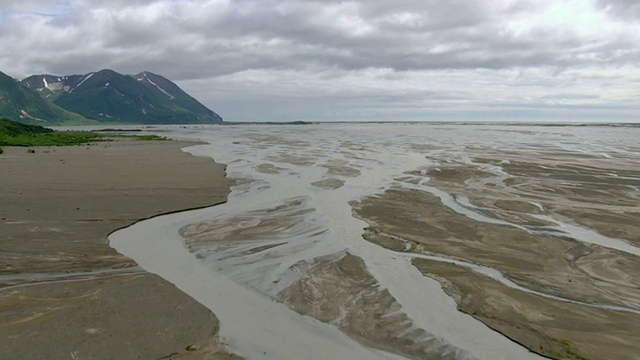 WS鸟瞰图的沙和泥模式，在山谷的河流支流在万烟/阿拉斯加，美国视频素材