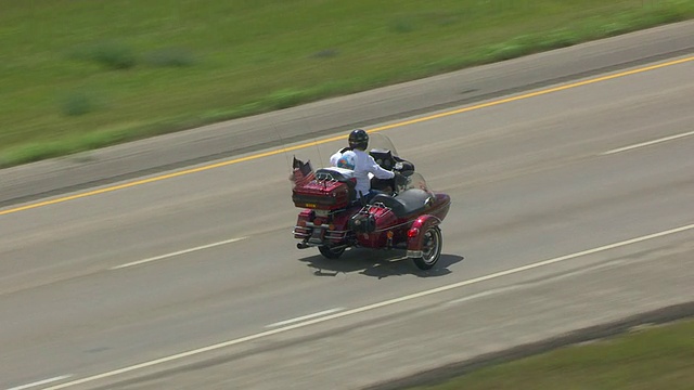 美国南达科塔州彭宁顿县(威克斯维尔)90号高速公路上一名摩托车手的照片视频素材