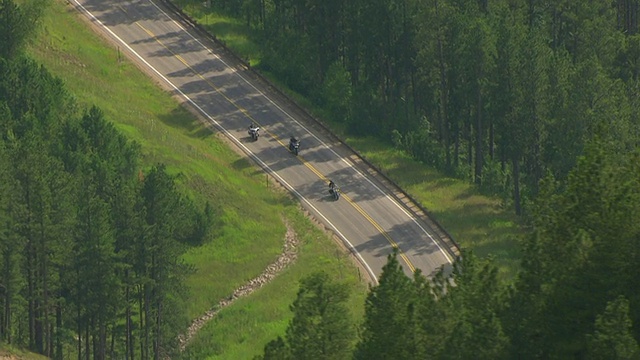 美国南达科塔州高速公路170 /斯特吉斯上骑自行车的人鸟瞰图视频素材