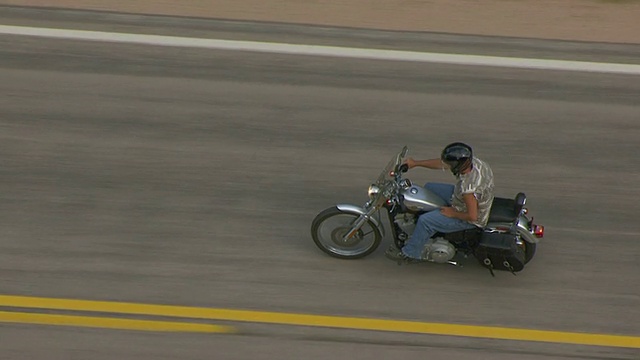 美国南达科塔州，170 /斯特吉斯高速公路上一名摩托车手的照片视频素材