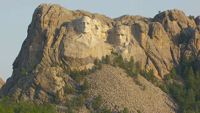 WS AERIAL TS从树的前景视角乔治·华盛顿和托马斯·杰斐逊，西奥多·罗斯福和亚伯拉罕·林肯在山/南达科他，美国视频下载