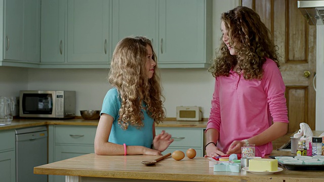 英国汉普斯特德伦敦，女孩们在厨房里准备烘焙视频下载