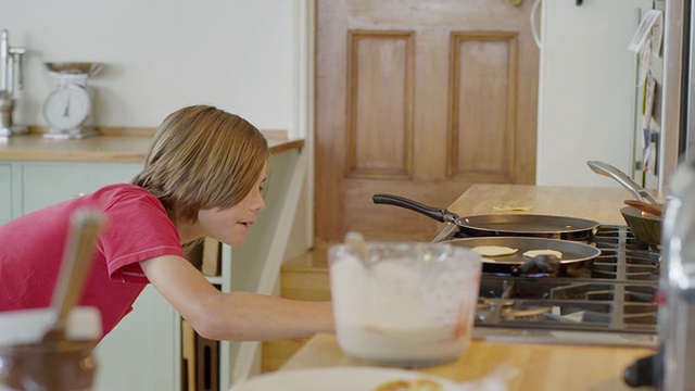 两个男孩一起做煎饼的照片/伦敦，汉普斯特德，英国视频素材