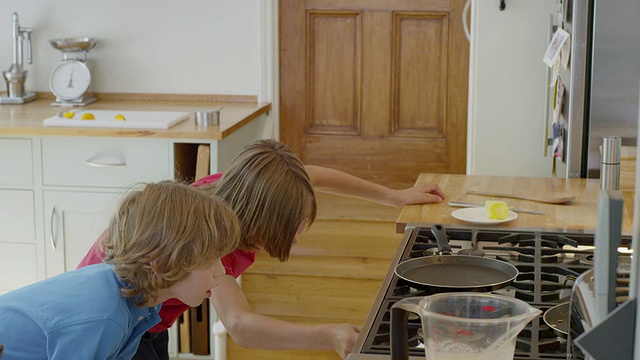 英国汉普斯特德，伦敦，男孩们在为做饭做准备视频下载