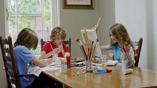 英国汉普斯特德伦敦，一群孩子在享受白天的绘画视频下载