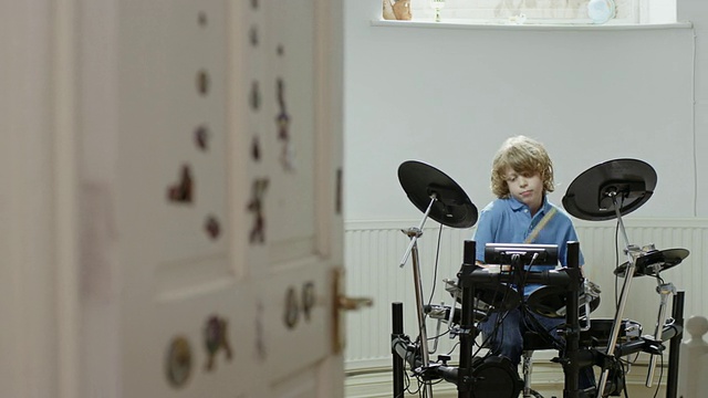 英国汉普斯特德伦敦，男孩在他的卧室里练习打鼓视频下载