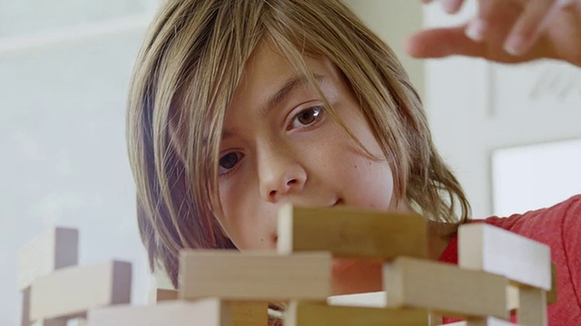 CU Shot of Boy为他的木质结构添加了最后的润色/伦敦，汉普斯特德，英国视频下载