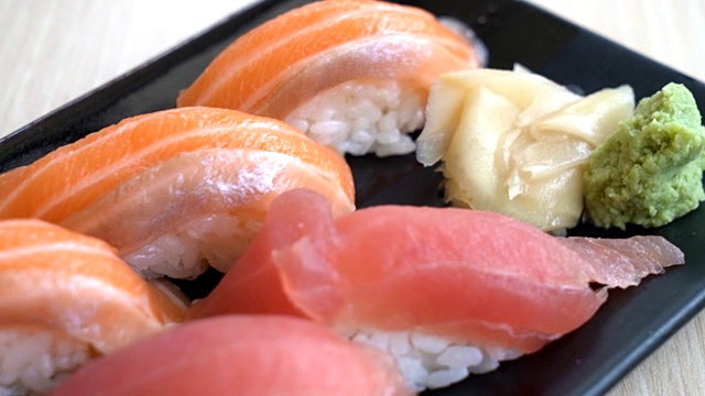 鲑鱼和金枪鱼寿司视频素材