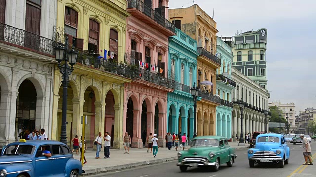 古巴哈瓦那交通上的老旧老爷车在首都大街上与五颜六色的老建筑和奔驰的汽车哈瓦那视频下载