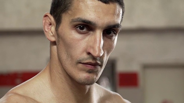拳击手包裹他的手的肖像视频素材