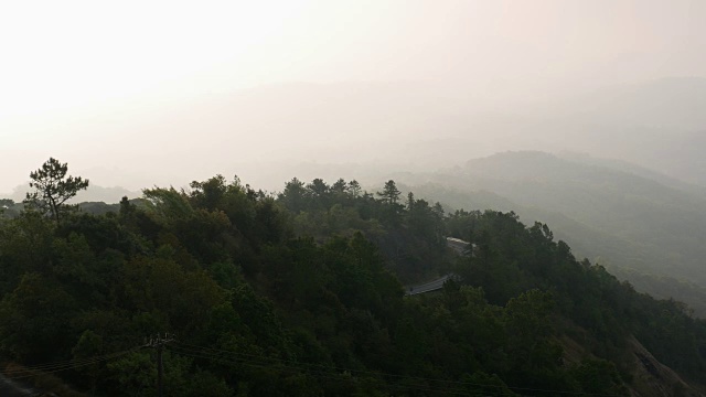泰国北部的山景日出和薄雾视频素材