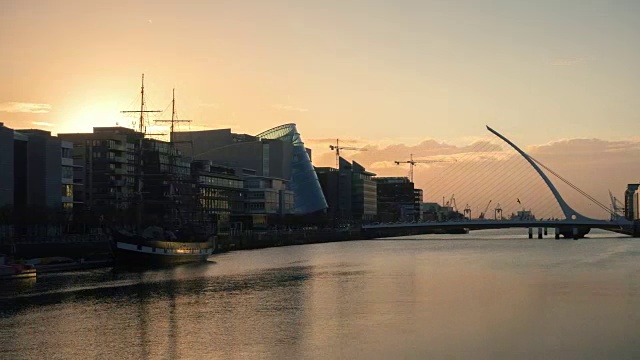 在爱尔兰的都柏林，延时拍摄日出视频下载