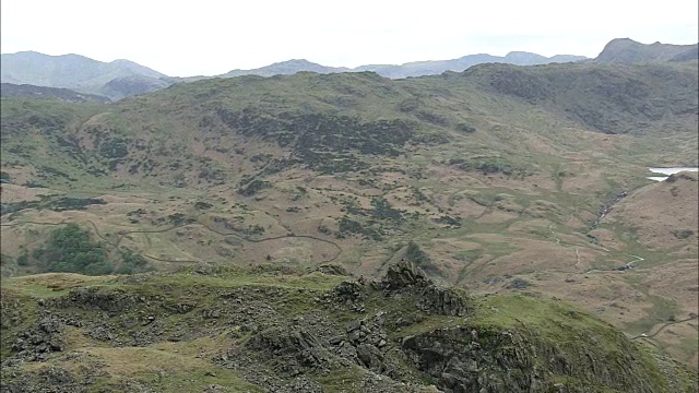攀登者在顶部的兰代尔派克-鸟瞰图-英格兰，坎布里亚，南湖区，英国视频下载
