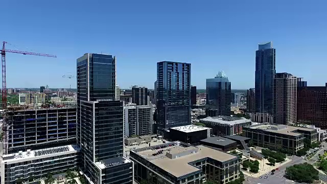 新建的德州奥斯汀叠叠塔中心正在建设的公寓鸟瞰图视频素材