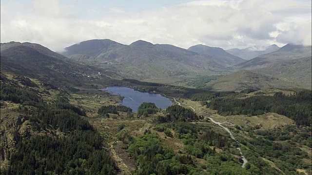 穿越山脉到肯马尔-鸟瞰图-明斯特，Co Kerry，直升机拍摄，空中视频，电影，建立拍摄，爱尔兰视频下载