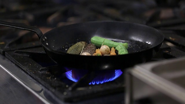 厨师用平底锅煮蔬菜视频素材