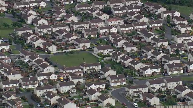 住宅小区-鸟瞰图-直升机拍摄，空中录像，电影，建立拍摄，爱尔兰视频下载