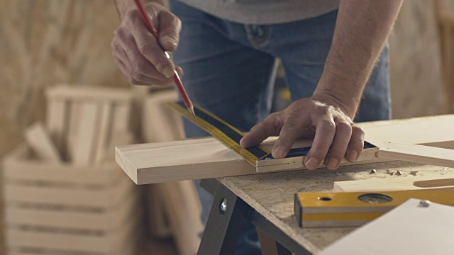 木匠用铅笔和尺子在木板上做记号视频素材