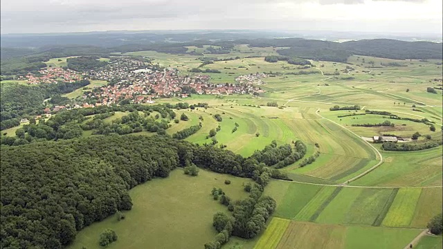 Genkingen周围的场模式-鸟瞰图- Baden-Württemberg, Tübingen地区，Landkreis Reutlingen直升机拍摄，空中视频，电影，建立拍摄，德国视频下载