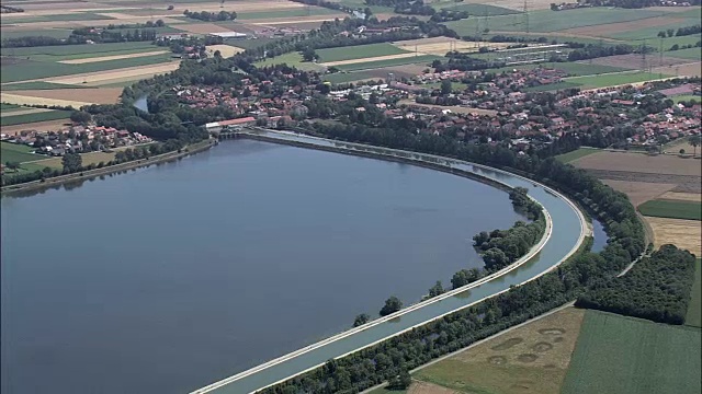 飞越Speichersee水库-鸟瞰图-巴伐利亚，上巴伐利亚，Landkreis Erding直升机拍摄，空中视频，电影，建立拍摄，德国视频素材
