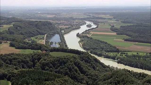 河客栈附近的Marktl -鸟瞰图-巴伐利亚，上巴伐利亚，Landkreis Altötting直升机拍摄，空中视频，电影，建立拍摄，德国视频素材