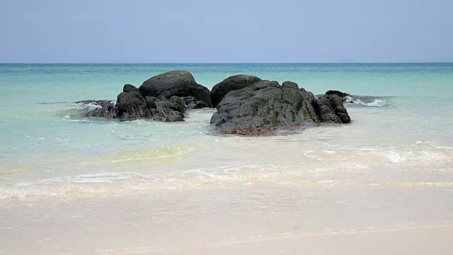 沙滩阳光沙滩，石头和蓝天，4k(超高清)视频下载