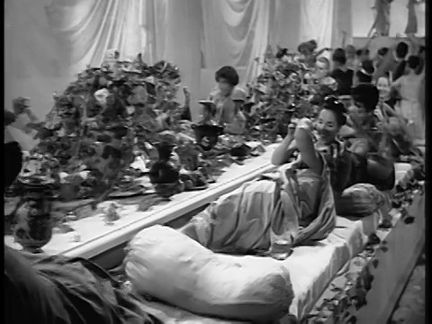 在罗马狂欢/浮士德传奇期间，B/W摄影车在桌子周围拍摄吃+接吻的人视频素材