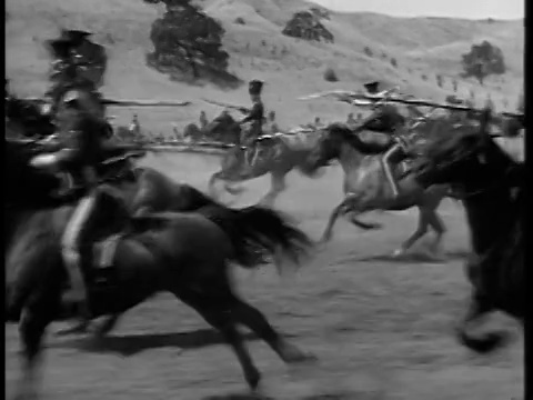 19世纪50年代的B/W跟踪射击中，英国轻骑兵在爆炸中骑着奔跑的马视频素材
