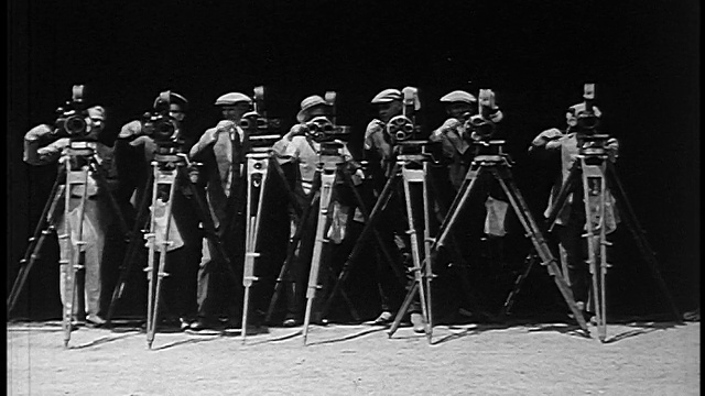 1922年的B/W系列的男人在户外用手转动电影摄像机/好莱坞视频下载