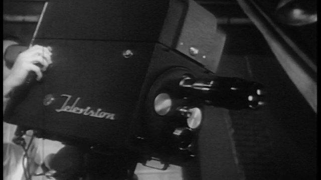 1952年的B/W电视摄像机，后面有一名摄影师，正对着摄像机视频下载