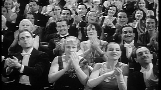20世纪20年代/30年代的观众穿着正装在剧院鼓掌视频素材